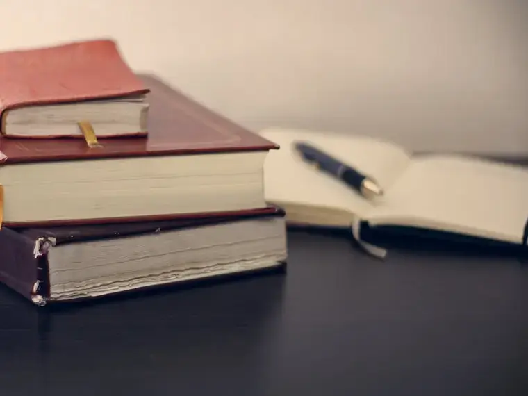 Livros e caderno com caneta